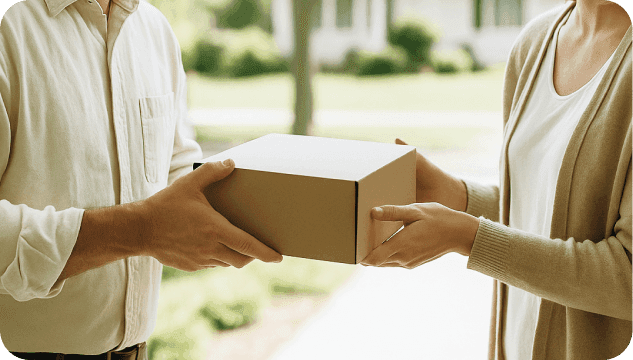 Paketübergabe zwischen zwei Personen